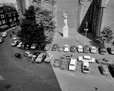 856078 Overzicht van het Domplein te Utrecht, vanaf de Domtoren, met geparkeerde auto's en het Verzetsmonument.